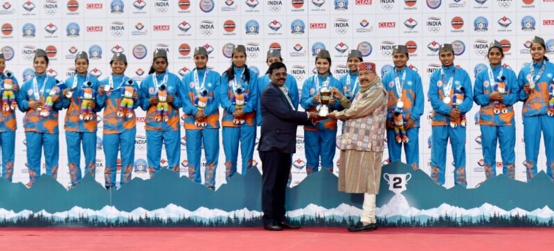 प्रभारी मंत्री महाराज ने महिला हॉकी खिलाड़ियों को किया सम्मानित