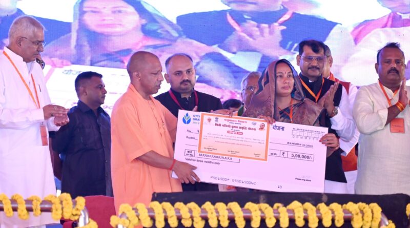 मुख्यमंत्री के हाथों योजनाओं का लाभ पाकर खिले लाभार्थियों के चेहरे